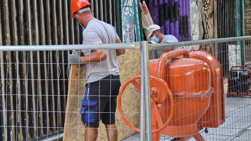 Θεσσαλονίκη: Σφραγίζεται η κατάληψη «111» - Βρέθηκαν κράνη, στειλιάρια, πυροσβεστήρες και μπουκάλια