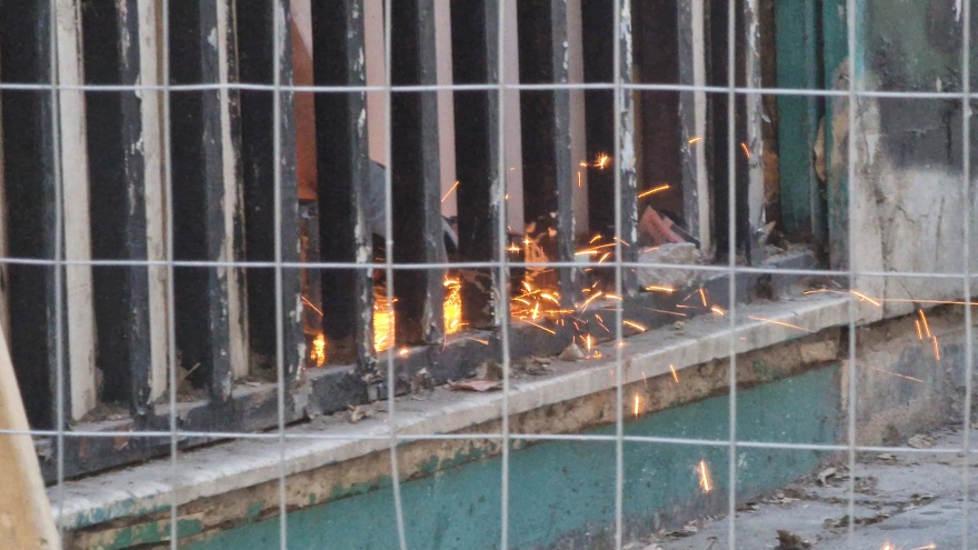 Θεσσαλονίκη: Σφραγίζεται η κατάληψη «111» - Βρέθηκαν κράνη, στειλιάρια, πυροσβεστήρες και μπουκάλια