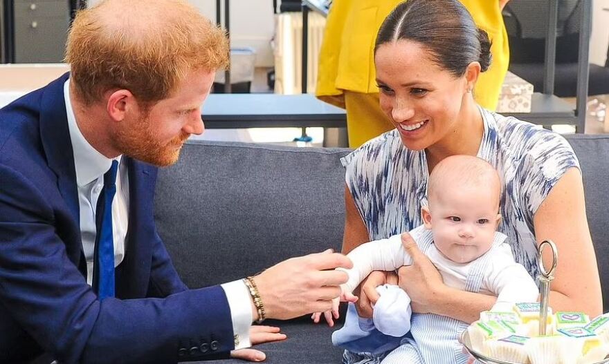 Βιβλίο «καίει» την Καμίλα - «Ήταν εκείνη που ρώτησε τον Χάρι εάν το παιδί του θα είχε άφρο μαλλιά»