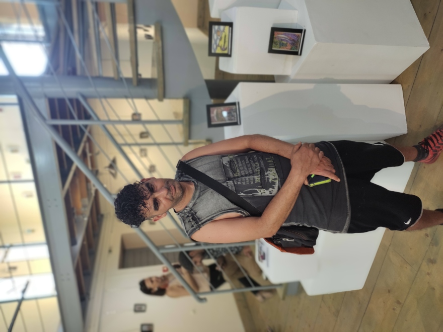 Θεσσαλονίκη: 35χρονος πρόσφυγας αποτύπωσε τα βάσανα της ζωής του σε πακέτα τσιγάρων