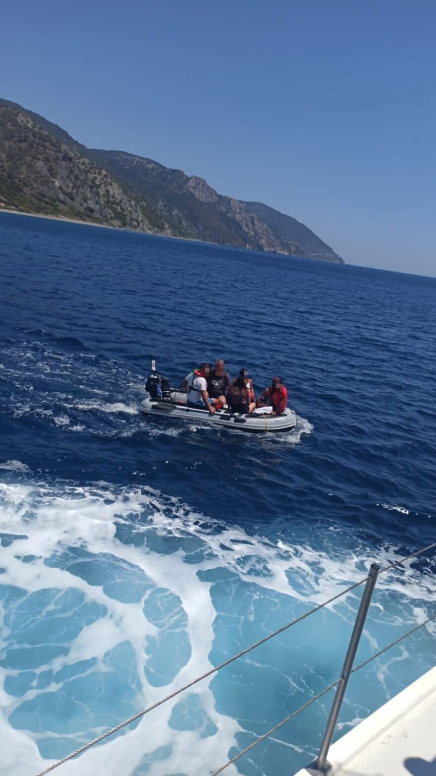 Φωτιά στα Βατερά Λέσβου: Το λιμενικό απεγκλώβισε 9 άτομα από την παραλία 