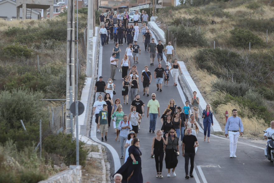 Μάτι: Βουβός πόνος και ρίγη συγκίνησης για τα τέσσερα χρόνια από τη φονική φωτιά