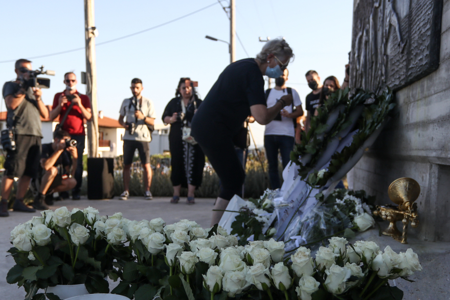 Μάτι: Βουβός πόνος και ρίγη συγκίνησης για τα τέσσερα χρόνια από τη φονική φωτιά