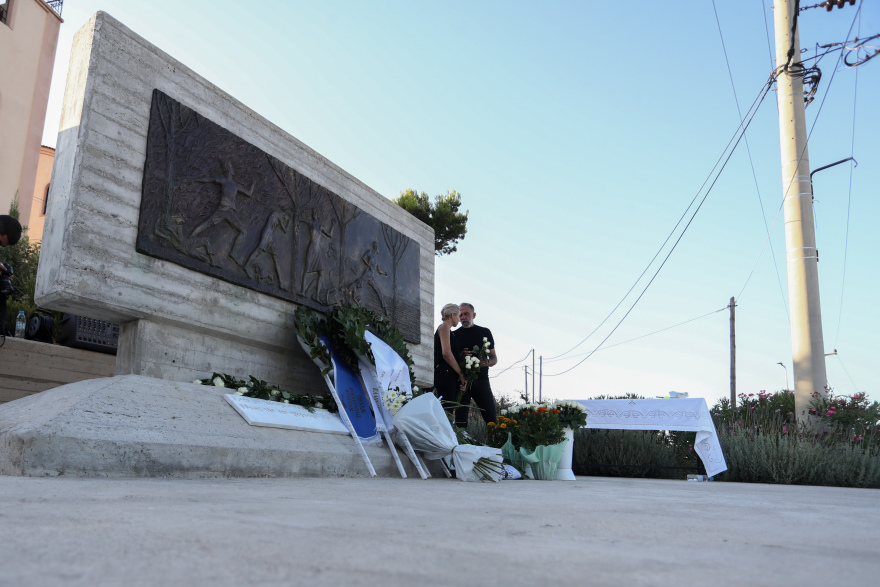 Μάτι: Βουβός πόνος και ρίγη συγκίνησης για τα τέσσερα χρόνια από τη φονική φωτιά
