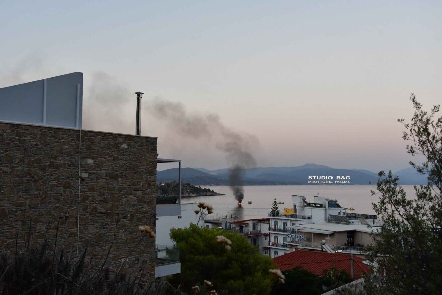 Έκρηξη σε σκάφος στο Τολό - Δύο γυναίκες τραυματίες - Δείτε βίντεο και φωτογραφίες