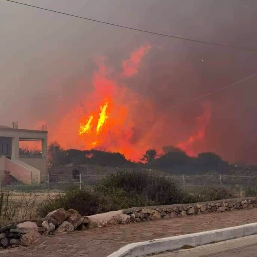 Λέσβος: Πύρινες γλώσσες έκαψαν σπίτια στα Βατερά - Δείτε βίντεο και φωτογραφίες