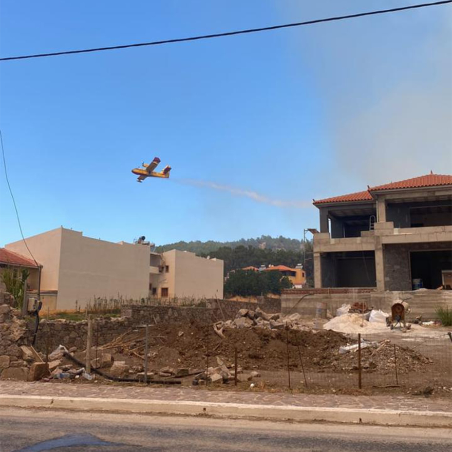 Λέσβος: Πύρινες γλώσσες έκαψαν σπίτια στα Βατερά - Δείτε βίντεο και φωτογραφίες