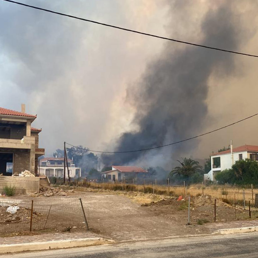 Λέσβος: Πύρινες γλώσσες έκαψαν σπίτια στα Βατερά - Δείτε βίντεο και φωτογραφίες
