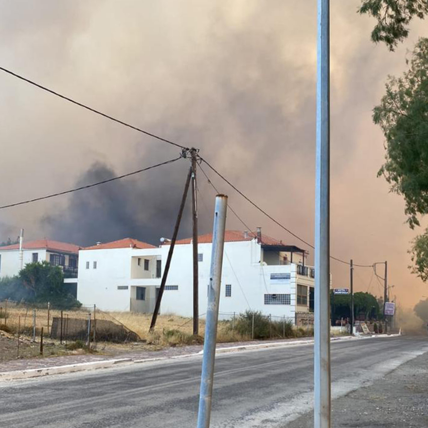 Λέσβος: Πύρινες γλώσσες έκαψαν σπίτια στα Βατερά - Δείτε βίντεο και φωτογραφίες