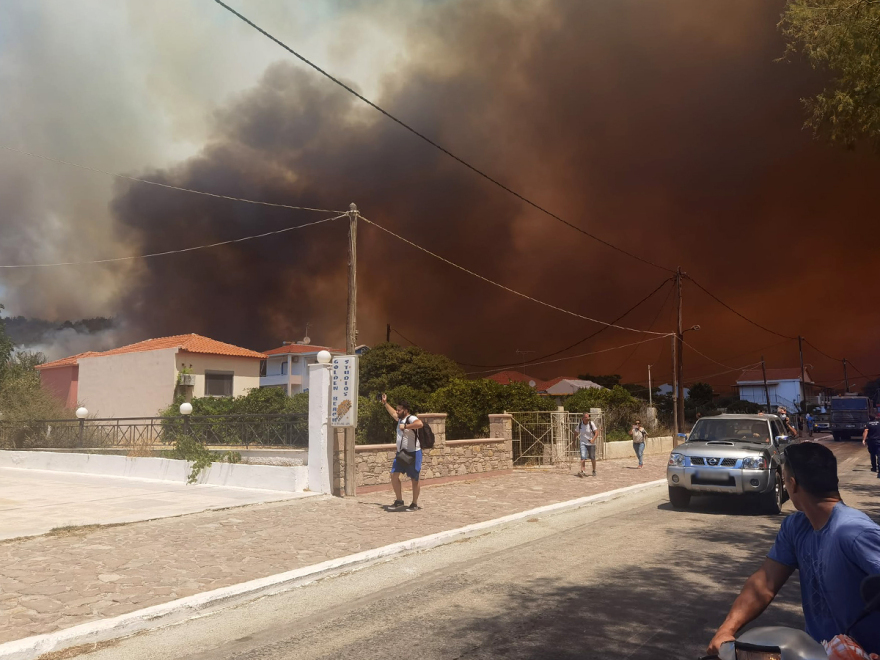 Λέσβος: Πύρινες γλώσσες έκαψαν σπίτια στα Βατερά - Δείτε βίντεο και φωτογραφίες