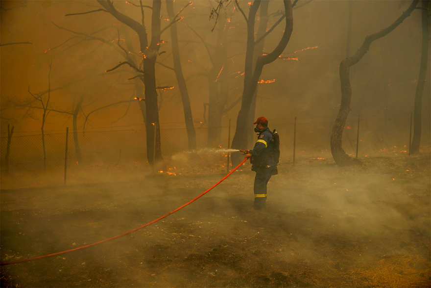 Λέσβος: Πύρινες γλώσσες έκαψαν σπίτια στα Βατερά - Δείτε βίντεο και φωτογραφίες
