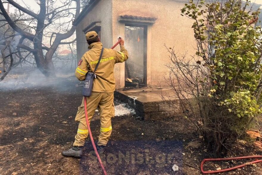 Φωτιά στη Λέσβο: Εκκενώνονται η Βρίσα και ο Σταυρός