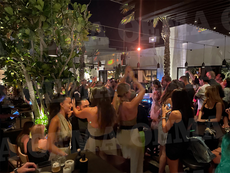 Μύκονος: Το «Billionaire» για λίγους, η Lamborghini με τις σαμπάνιες και το πάρτι με τα 2.000 άτομα στη Φτελιά