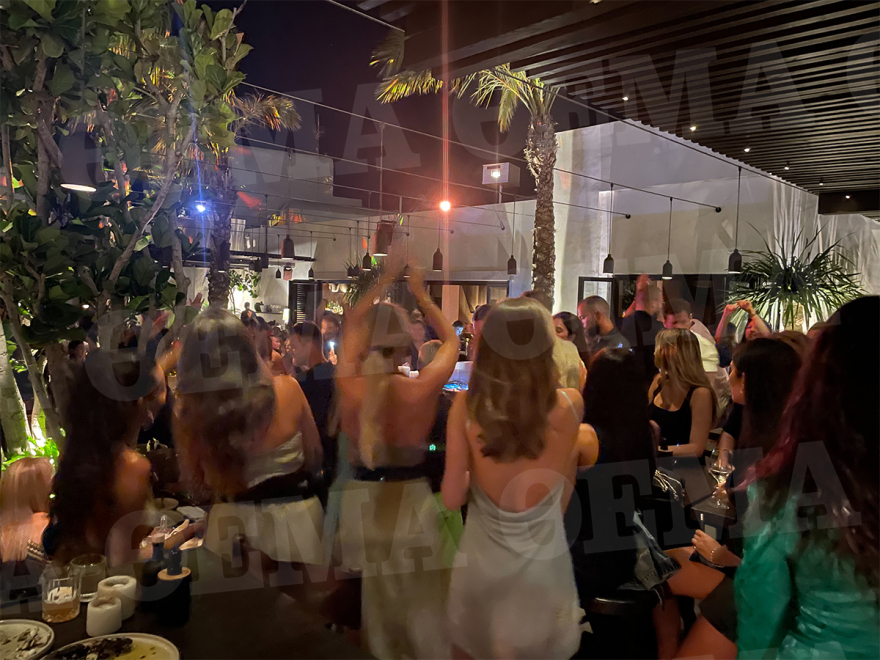 Μύκονος: Το «Billionaire» για λίγους, η Lamborghini με τις σαμπάνιες και το πάρτι με τα 2.000 άτομα στη Φτελιά