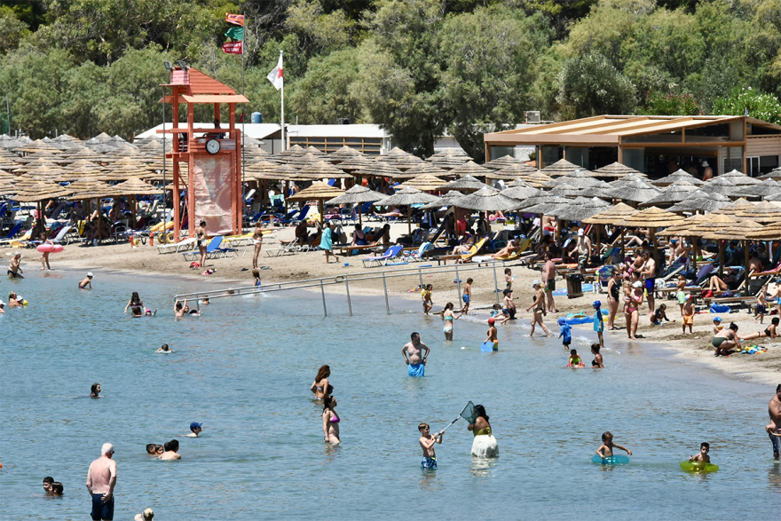 Καύσωνας: Στις παραλίες οι Αθηναίοι για «ανάσες δροσιάς» - Δείτε φωτογραφίες