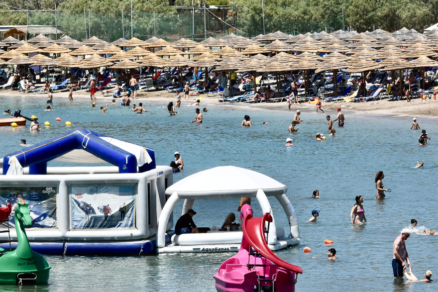 Καύσωνας: Στις παραλίες οι Αθηναίοι για «ανάσες δροσιάς» - Δείτε φωτογραφίες