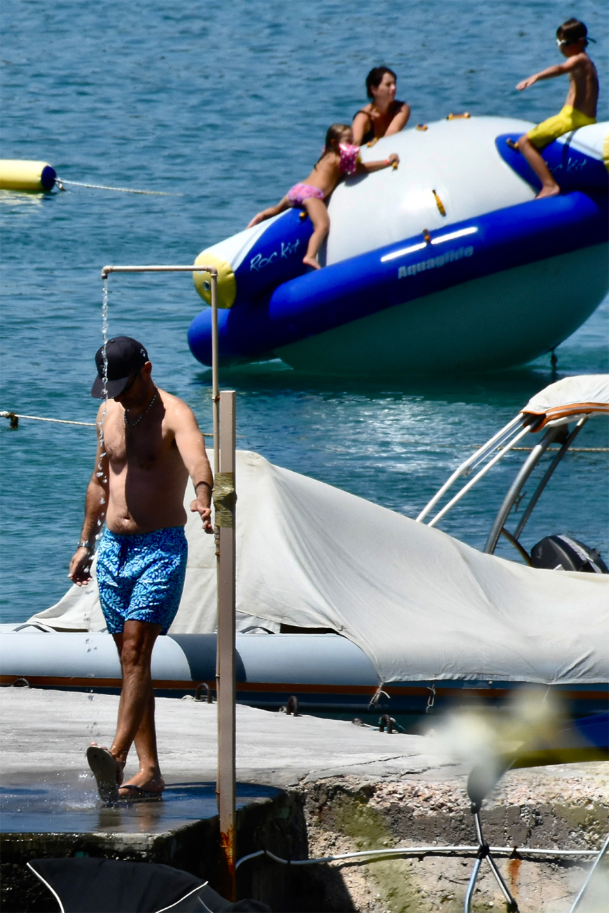 Καύσωνας: Στις παραλίες οι Αθηναίοι για «ανάσες δροσιάς» - Δείτε φωτογραφίες