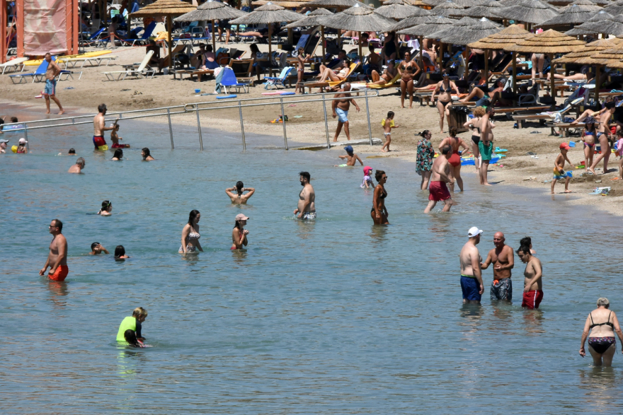 Καύσωνας: Στις παραλίες οι Αθηναίοι για «ανάσες δροσιάς» - Δείτε φωτογραφίες