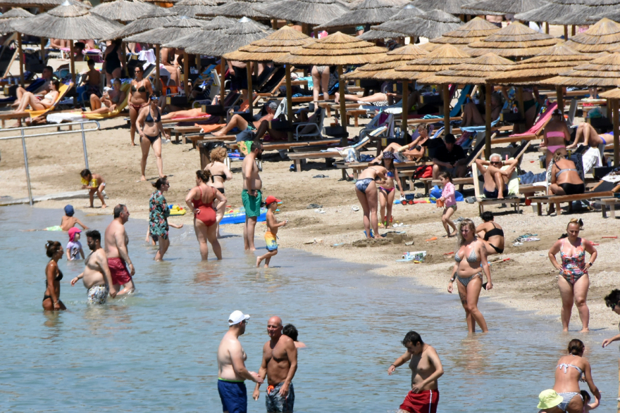 Καύσωνας: Στις παραλίες οι Αθηναίοι για «ανάσες δροσιάς» - Δείτε φωτογραφίες