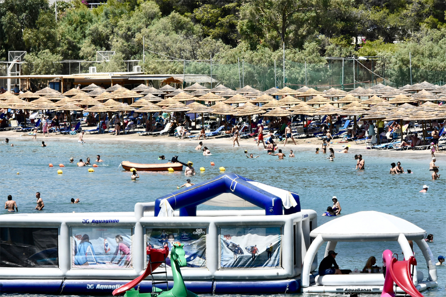 Καύσωνας: Στις παραλίες οι Αθηναίοι για «ανάσες δροσιάς» - Δείτε φωτογραφίες