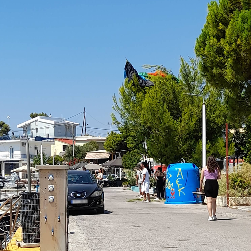 Μέγαρα: Αλεξιπτωτιστής έπεσε σε πεύκο στο λιμάνι της Πάχης