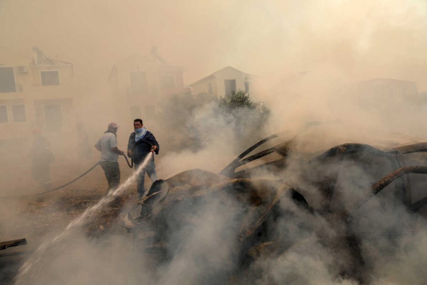 Δραματικές προσπάθειες για την κατάσβεση της φωτιάς στη Λέσβο - Τρία τα ενεργά μέτωπα