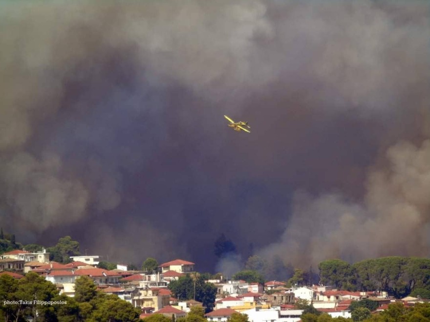 Δραματικές ώρες στα Κρέστενα της Ηλείας: Οι φλόγες έφτασαν στις αυλές των σπιτιών - Κινδυνεύουν τρία χωριά