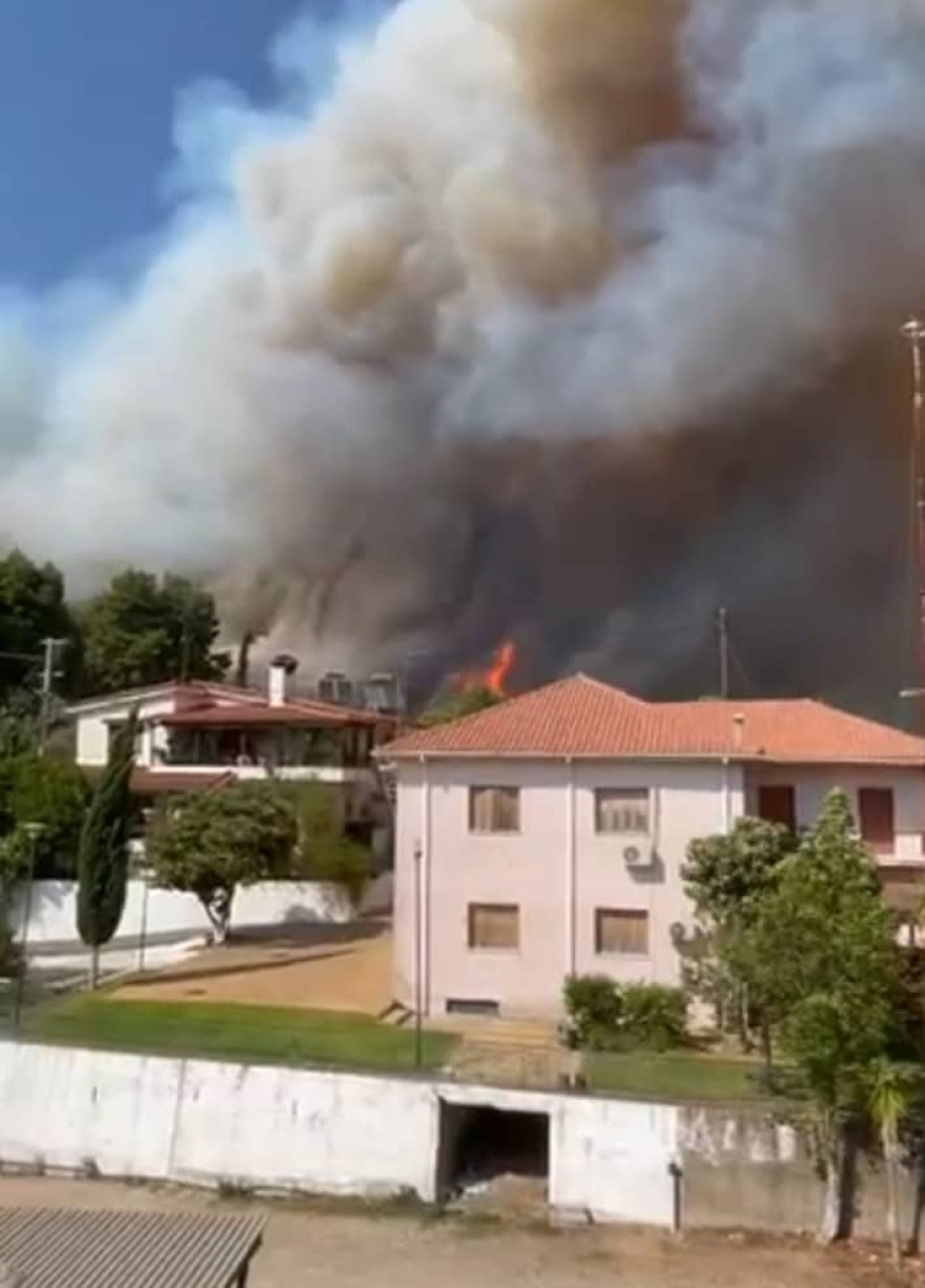 Δραματικές ώρες στα Κρέστενα της Ηλείας: Οι φλόγες έφτασαν στις αυλές των σπιτιών - Κινδυνεύουν τρία χωριά