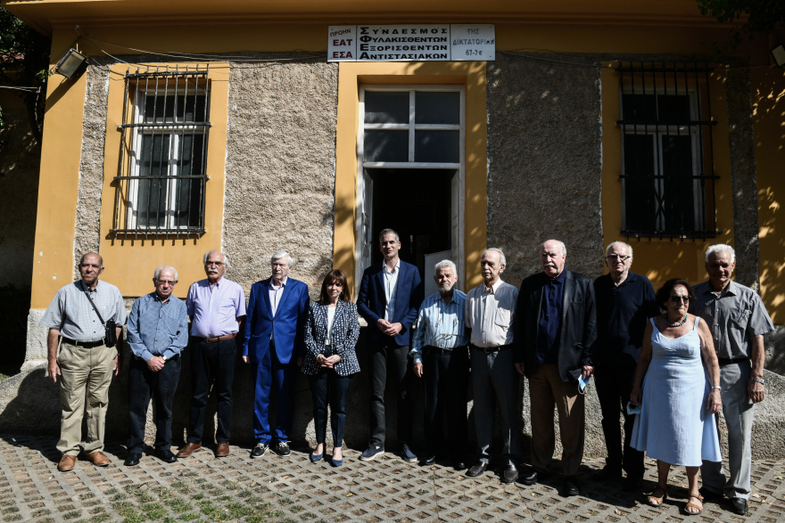 Η  Σακελλαροπούλου κατέθεσε στεφάνι στην προτομή του Σπύρου Μουστακλή