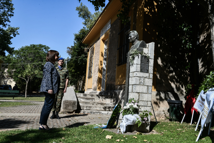 Η  Σακελλαροπούλου κατέθεσε στεφάνι στην προτομή του Σπύρου Μουστακλή