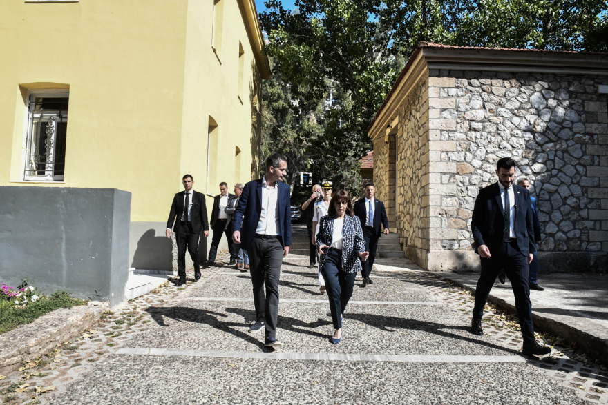 Η  Σακελλαροπούλου κατέθεσε στεφάνι στην προτομή του Σπύρου Μουστακλή