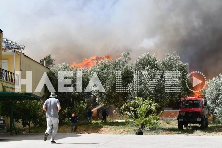 Συγκλονιστική μαρτυρία για τη φωτιά στα Κρέστενα: «Έχουμε περικυκλωθεί όπως το 2007» - Καίγονται σπίτια