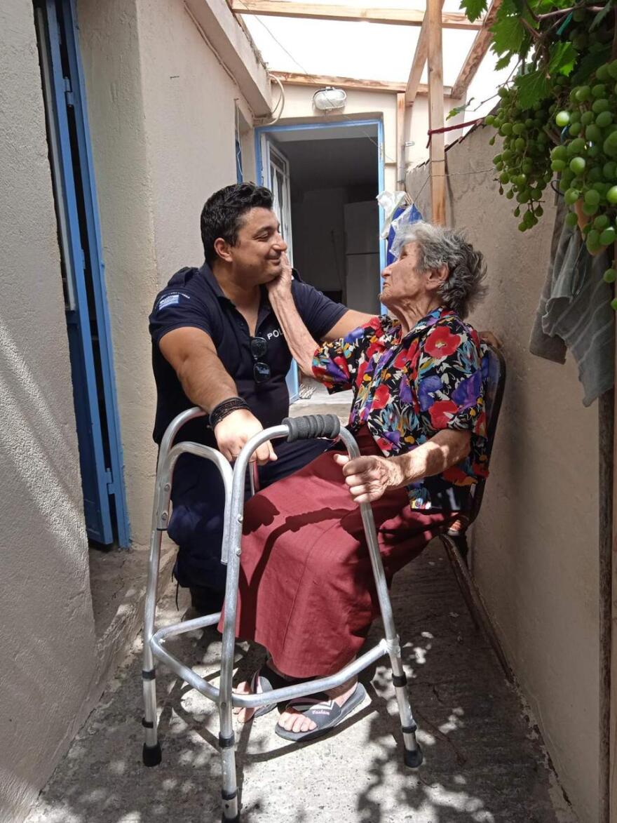 Φωτιά στη Λέσβο: Αστυνομικοί βοηθούν ηλικιωμένους - Έχουν καεί σπίτια και μεγάλη έκταση γης