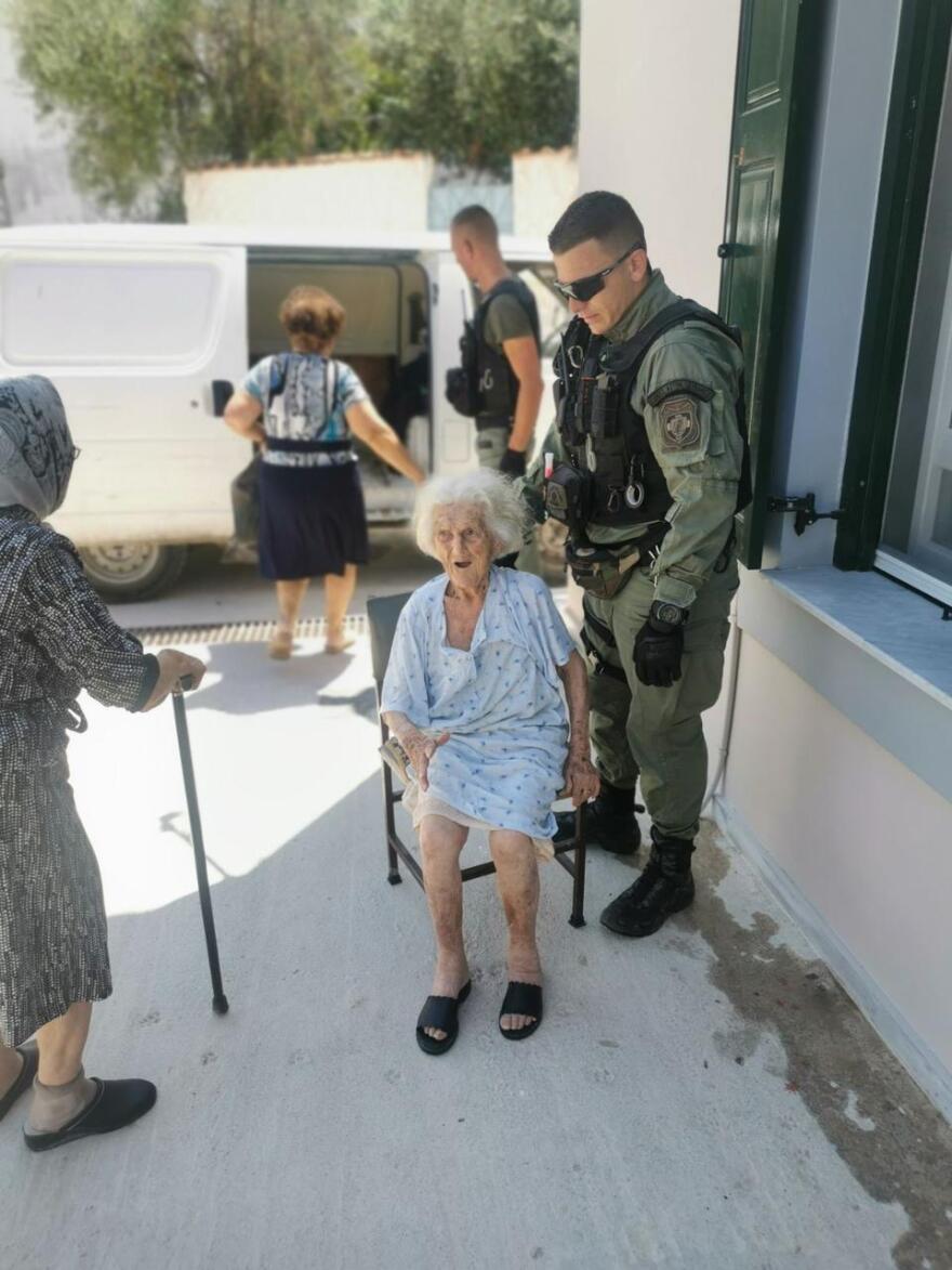 Φωτιά στη Λέσβο: Αστυνομικοί βοηθούν ηλικιωμένους - Έχουν καεί σπίτια και μεγάλη έκταση γης