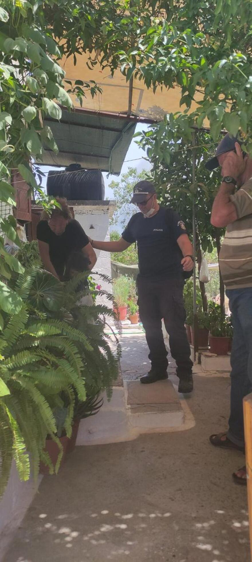 Φωτιά στη Λέσβο: Αστυνομικοί βοηθούν ηλικιωμένους - Έχουν καεί σπίτια και μεγάλη έκταση γης