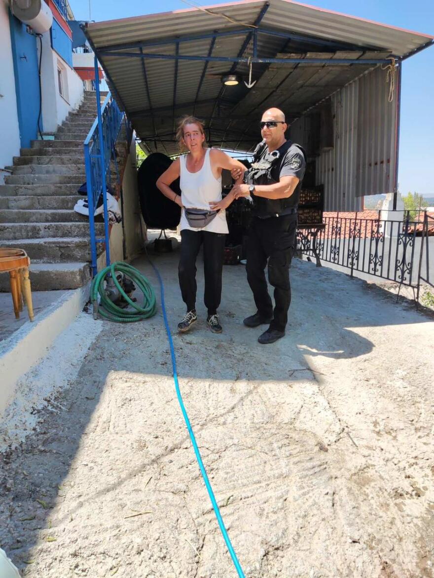 Φωτιά στη Λέσβο: Αστυνομικοί βοηθούν ηλικιωμένους - Έχουν καεί σπίτια και μεγάλη έκταση γης