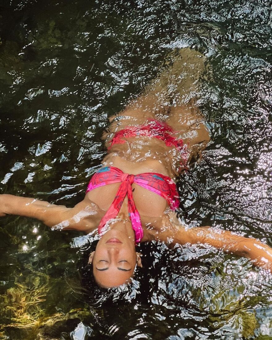 Η Ευγενία Σαμαρά κάνει τις βουτιές της στη Σαμοθράκη