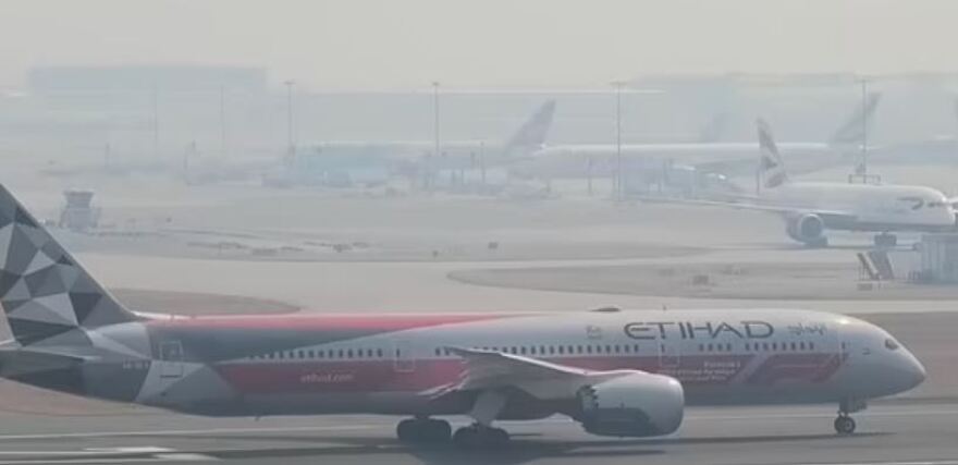 Μεγάλη φωτιά έξω από το Λονδίνο - Κίνδυνος να ακυρωθούν οι πτήσεις στο Χίθροου