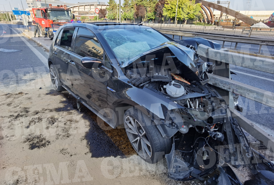 Τρεις τραυματίες σε τροχαίο στον Παράδεισο Αμαρουσίου - «Σμπαράλια» το αυτοκίνητο που επέβαιναν (φωτογραφίες)