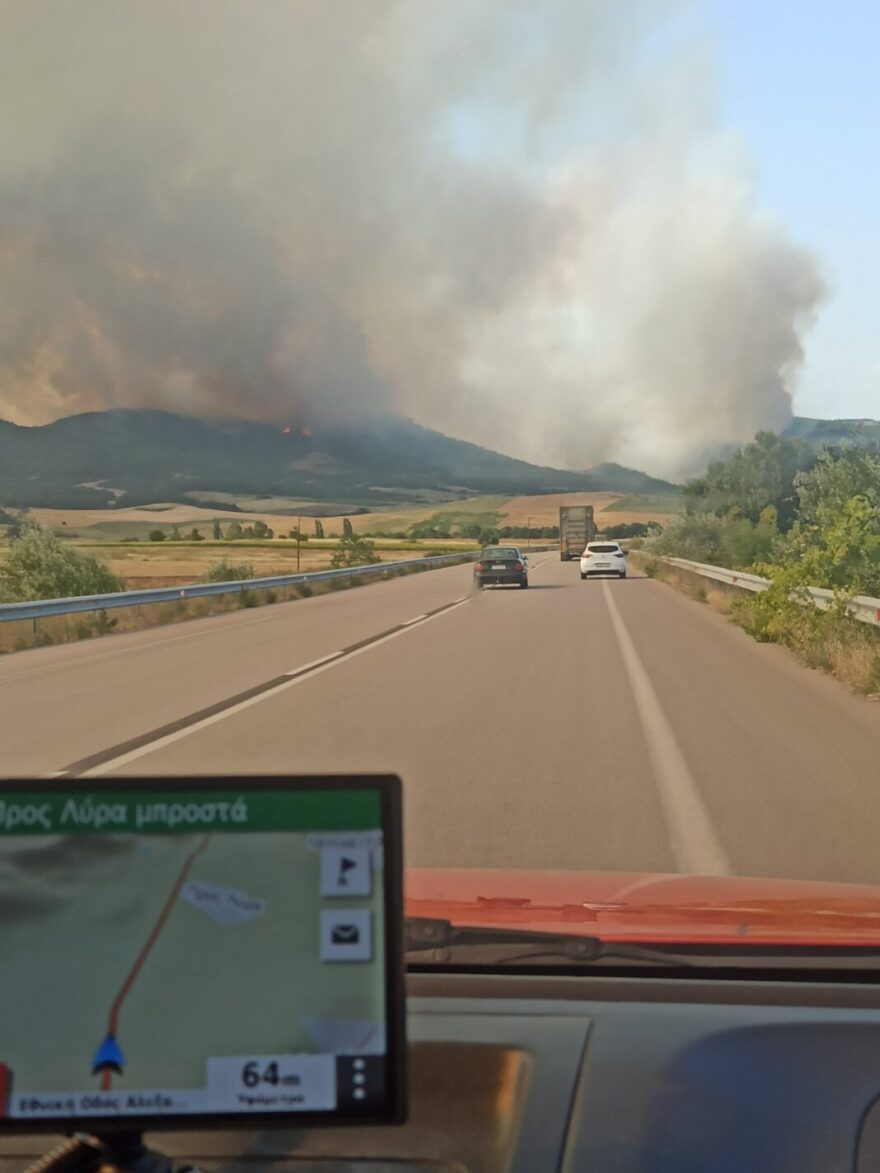 Μαίνεται η φωτιά στη Δαδιά - Ο άνεμος δυσκολεύει τις επιχειρήσεις