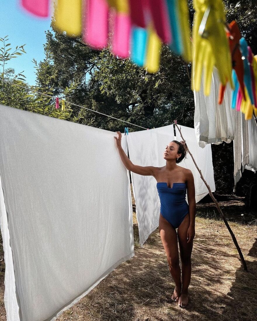 Ευγενία Σαμαρά: Η «Στέλλα» του Σασμού απλώνει την μπουγάδα φορώντας το μαγιό της