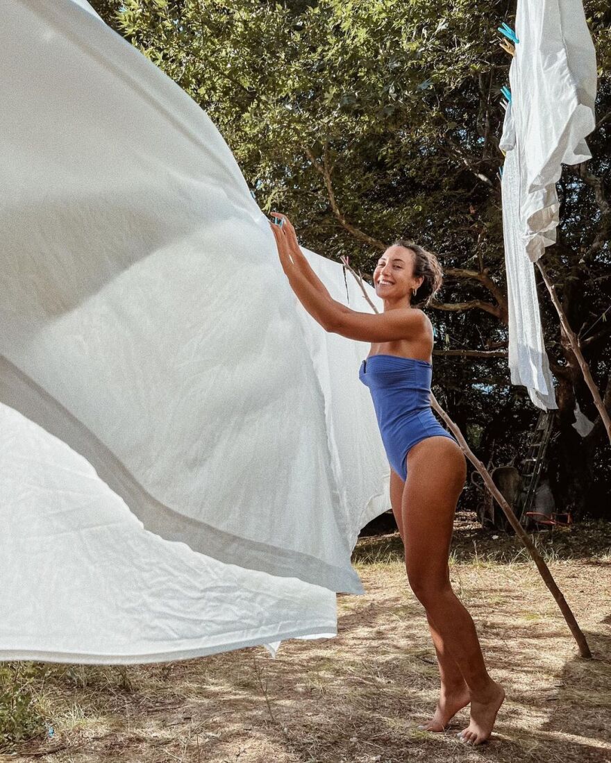 Ευγενία Σαμαρά: Η «Στέλλα» του Σασμού απλώνει την μπουγάδα φορώντας το μαγιό της