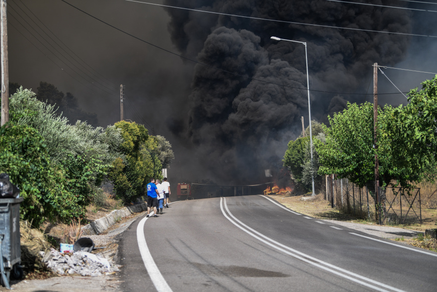 Ανεξέλεγκτη η πυρκαγιά στα Κρέστενα - Στη «μάχη» οκτώ εναέρια μέσα