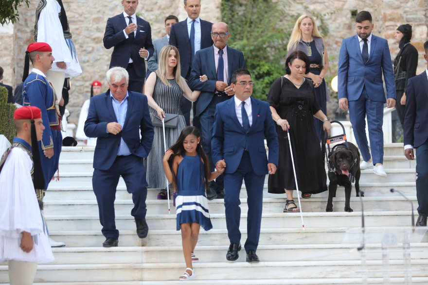 Σκύλος - οδηγός έκλεψε την παράσταση στη δεξίωση για την 48η επέτειο αποκατάστασης της Δημοκρατίας