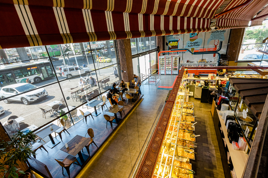 Τα food halls που μας μυούν σε μια συναρπαστική γαστρονομική εμπειρία 