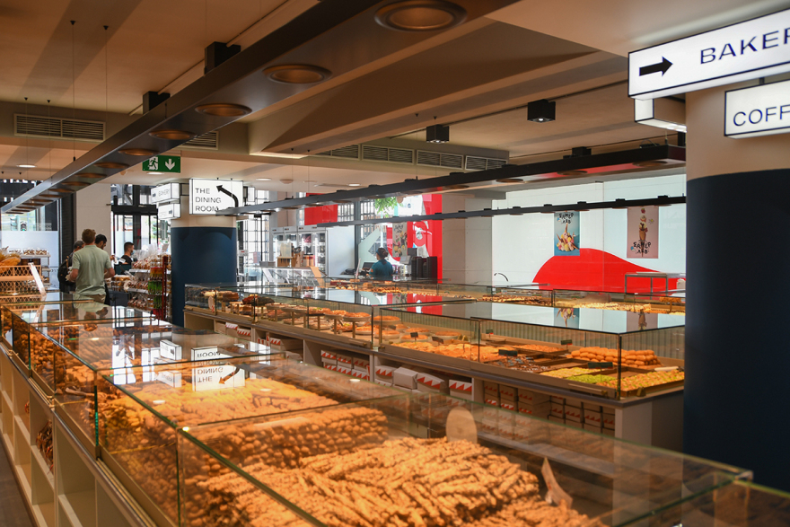 Τα food halls που μας μυούν σε μια συναρπαστική γαστρονομική εμπειρία 