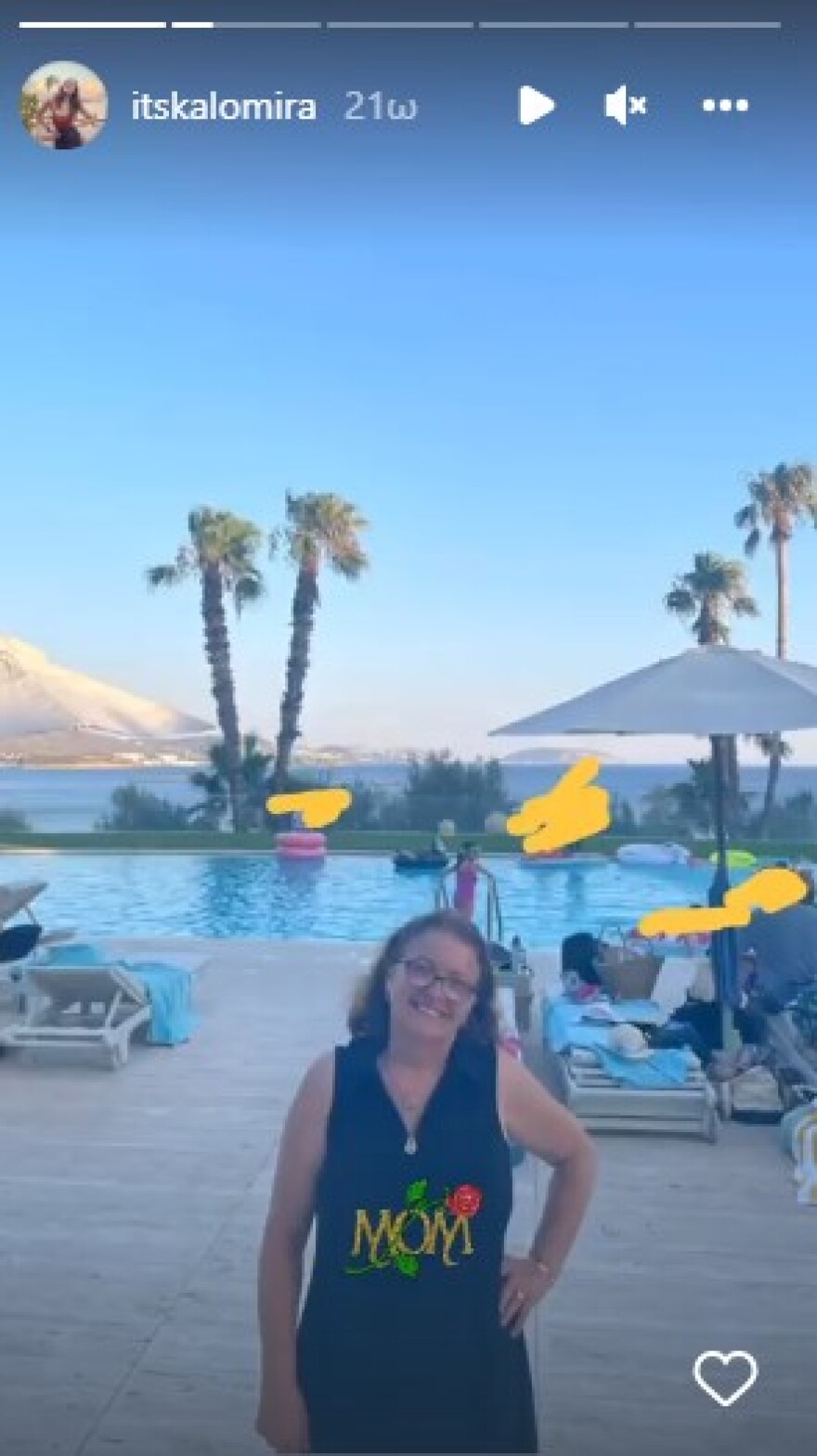 Καλομοίρα: Η τραγουδίστρια ποζάρει αγκαλιά με τη μητέρα της 