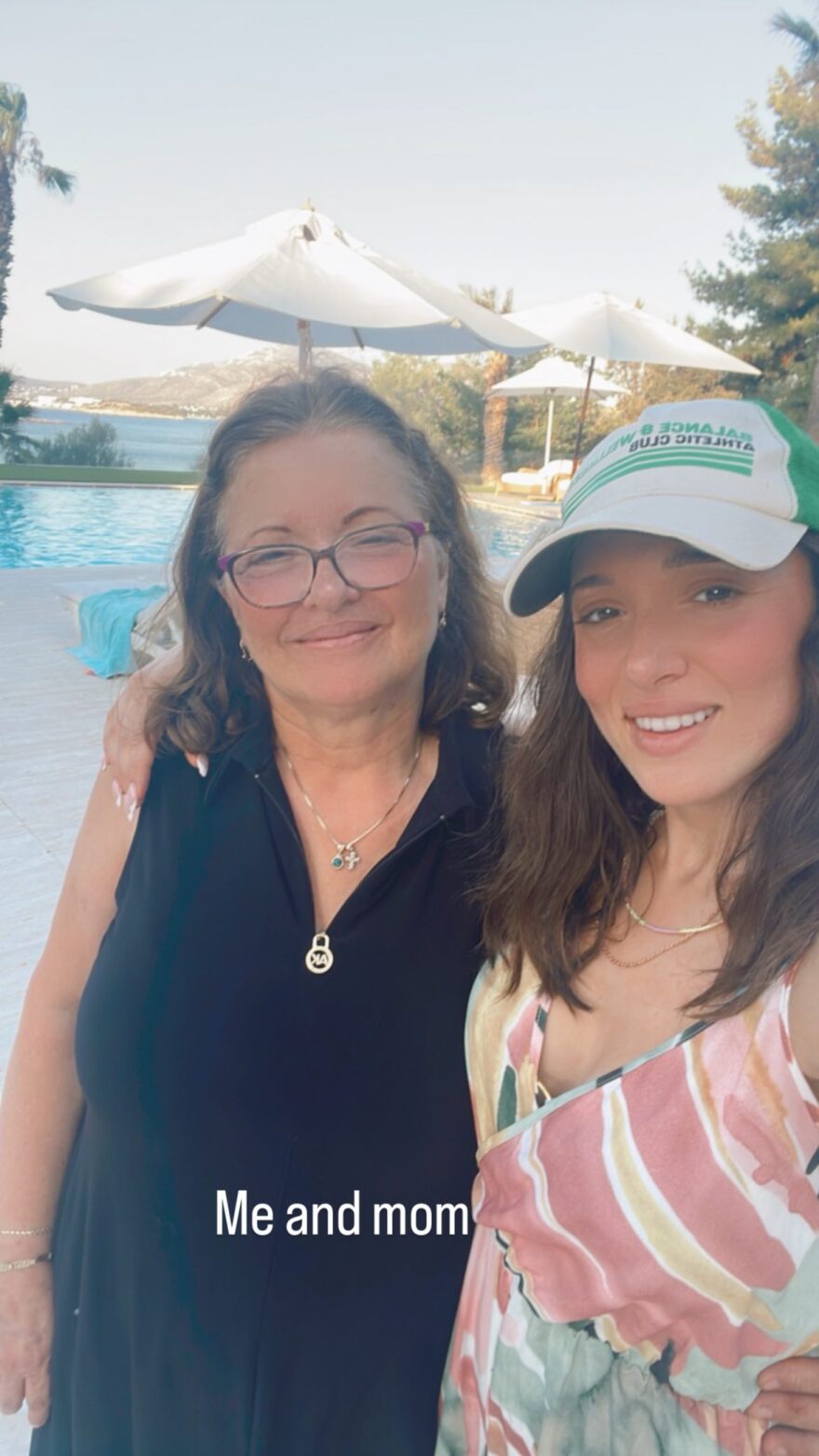 Καλομοίρα: Η τραγουδίστρια ποζάρει αγκαλιά με τη μητέρα της 