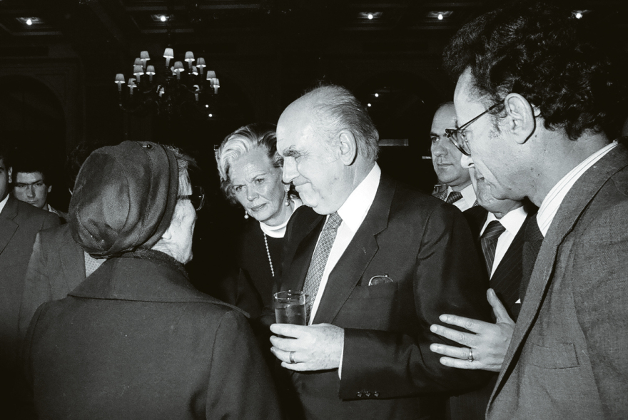 Ο Νίκος Παπανδρέου έκανε μυθιστόρημα τους έρωτες του Ανδρέα με πρωταγωνιστρια την «άγνωστη» Χρύσα