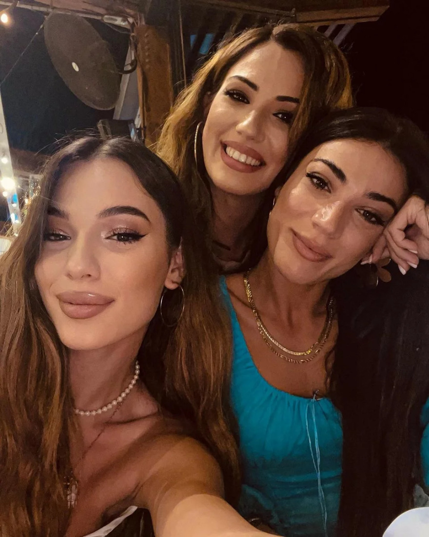 Ήβη Αδάμου: Η απίστευτη ομοιότητα της τραγουδίστριας με τις αδερφές της   